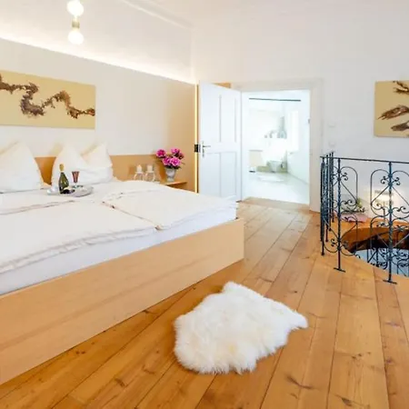 Апартаменты Residenz Schloss Poeggstall *